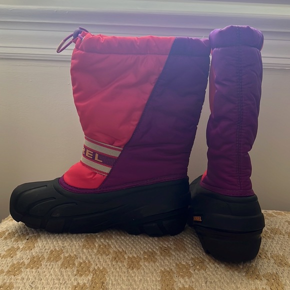 Sorel kids snow boot. Lug sole with draw string at top to keep out the snow - Picture 2 of 4